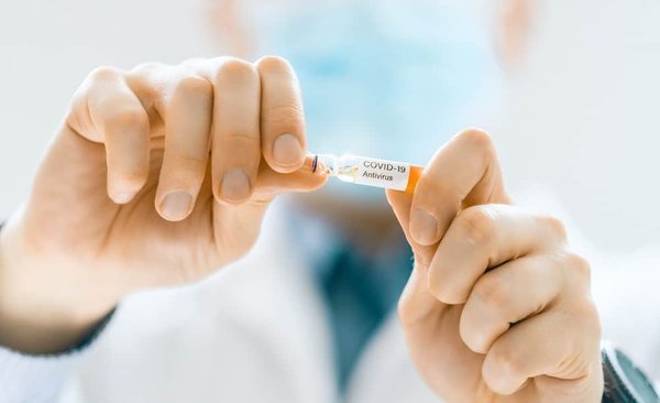 En quoi les capteurs de force de freinage aident-ils à prévenir les accidents dus au freinage d'urgence?